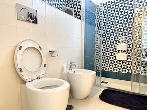 Pancuran mandi, pengering rambut, bidet, tuala disediakan 