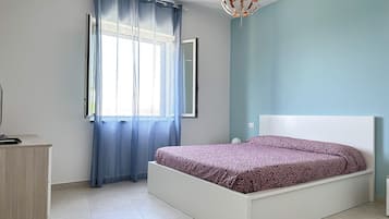 2 bedrooms, down duvets, desk, iron/ironing board