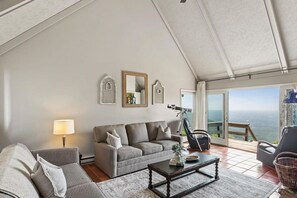 Fernseher, Kamin, Bücher