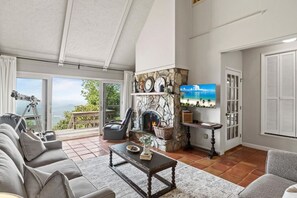 Fernseher, Kamin, Bücher