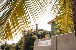 A concrete wall with a sign reading "CASA BLZANA".