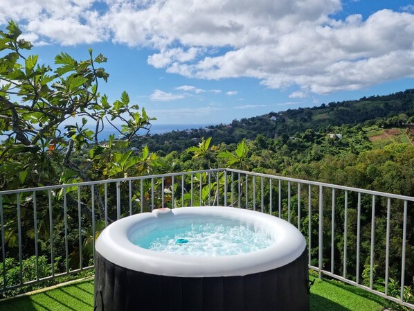 Tina de hidromasaje al aire libre