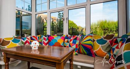Beachside Family Home. 5 Bedrooms, Spacious, Luxurious & Well Equipped