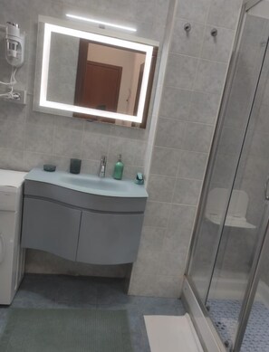 Haartrockner, Handtücher, Seife, Shampoo