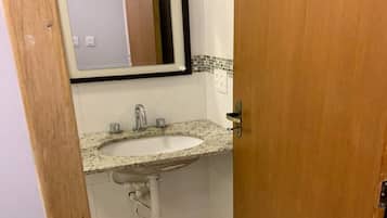 Secador de cabelo, toalhas de banho, sabonete, papel higiênico