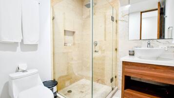 Deluxe Studio | Bathroom