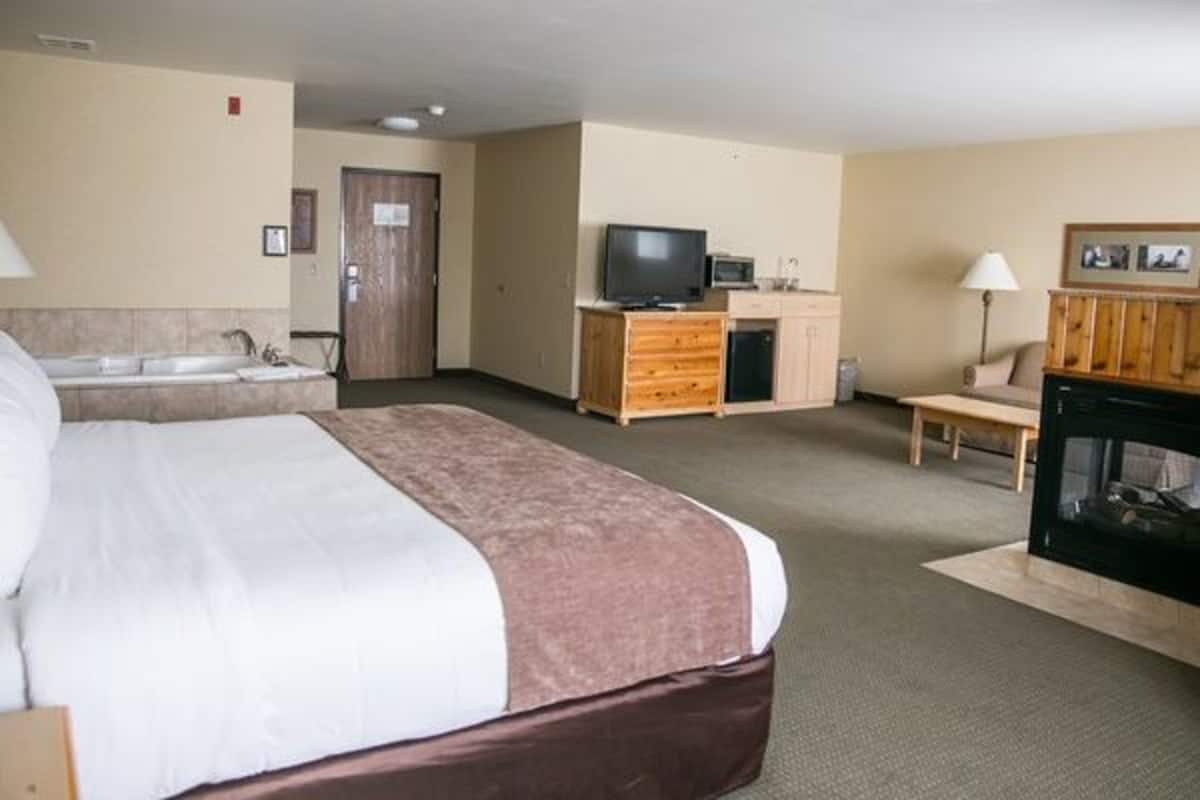 Desk, laptop workspace, iron/ironing board, free WiFi