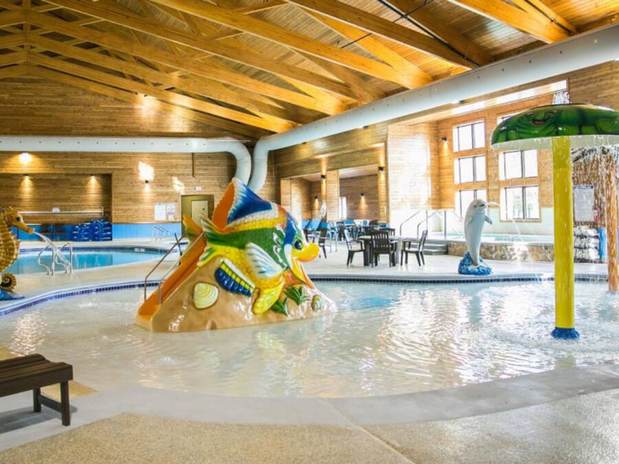 Piscina interna, funciona das 8h às 22h, salva-vidas no local