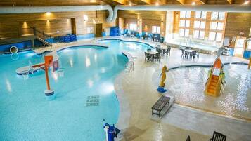 Una piscina techada, guardavidas en la propiedad