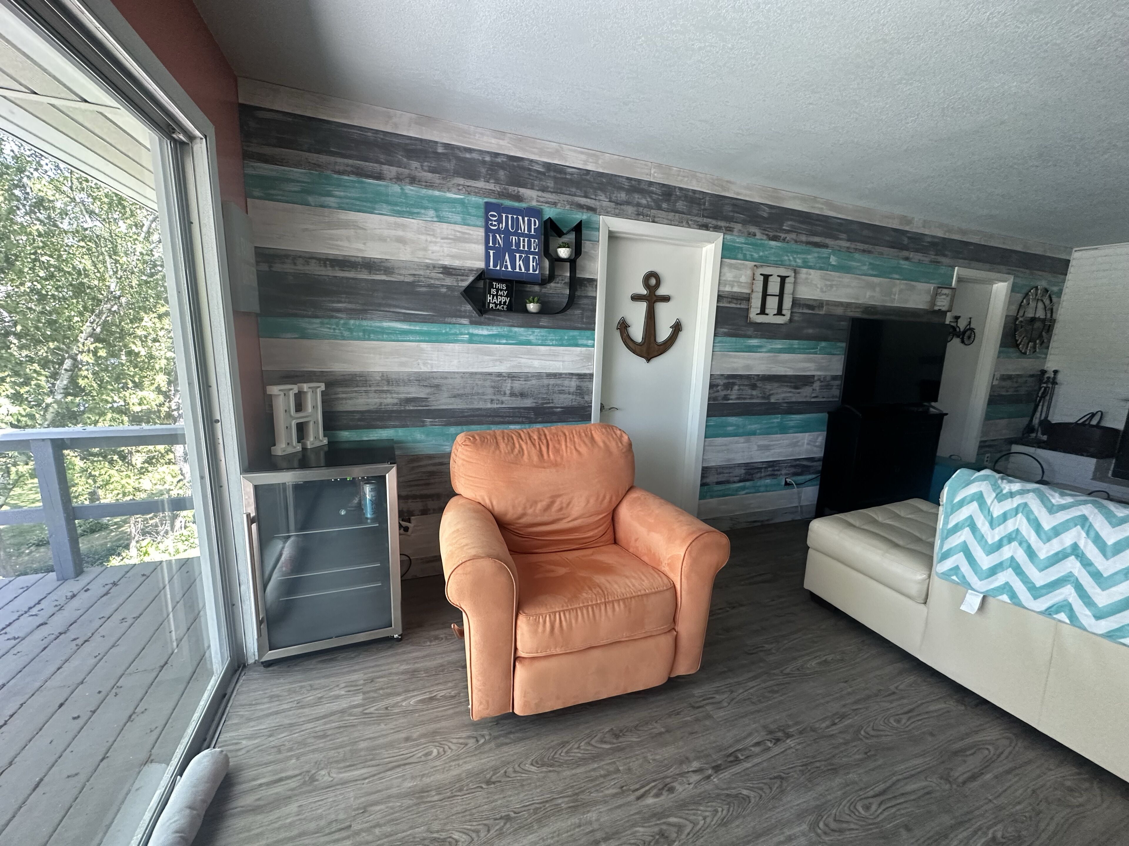 WaterSandWinter Wonderland, North Blue Lake, 4 Season Cottage