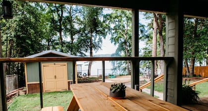 Secluded WATERFRONT CABIN with wifi, private dock with boat lift and courtyard