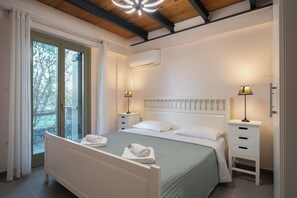 2 bedrooms, iron/ironing board, free WiFi, bed sheets - Traditional villa in a complex beside the sea. (Platanidia)