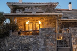 Exterior - Traditional villa in a complex beside the sea. (Platanidia)