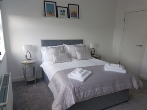4 bedrooms, iron/ironing board, free WiFi, bed sheets - Right in the Centre of Bushmills, an Excellent Base for Touring the North Coast (Bushmills)