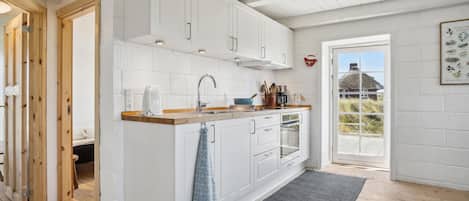 Frigorífico, placa de cocina y cafetera o tetera