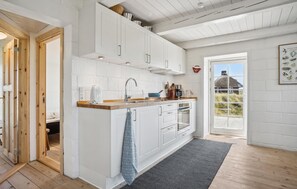 Fridge, stovetop, coffee/tea maker