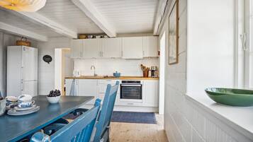 KĂŒhlschrank, Herdplatte, Wasserkocher mit Kaffee-/Teezubehör