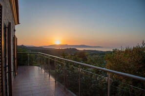 Property grounds - Cretan Stone Villa, A/C, Private Pool, Spectacular 360° Views of the Countryside, Coastline & Sea! (Stalos)
