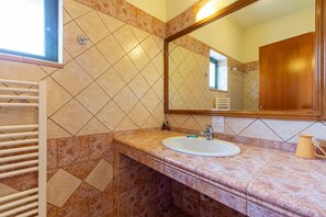 Ensemble douche/baignoire, sèche-cheveux, serviettes fournies