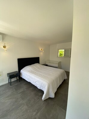 4 slaapkamers, een strijkplank/strijkijzer, reisbedje, wifi