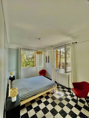 6 chambres, bureau, fer et planche Ă repasser, lit parapluie