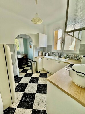 Réfrigérateur, micro-ondes, four, plaque de cuisson