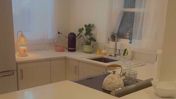 Fridge, oven, dishwasher, coffee/tea maker