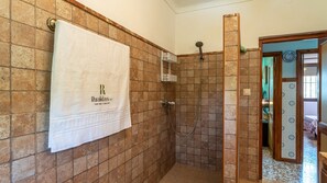 Shower, hair dryer - Casa de la Cruz Iznájar by Ruralidays (Córdoba)