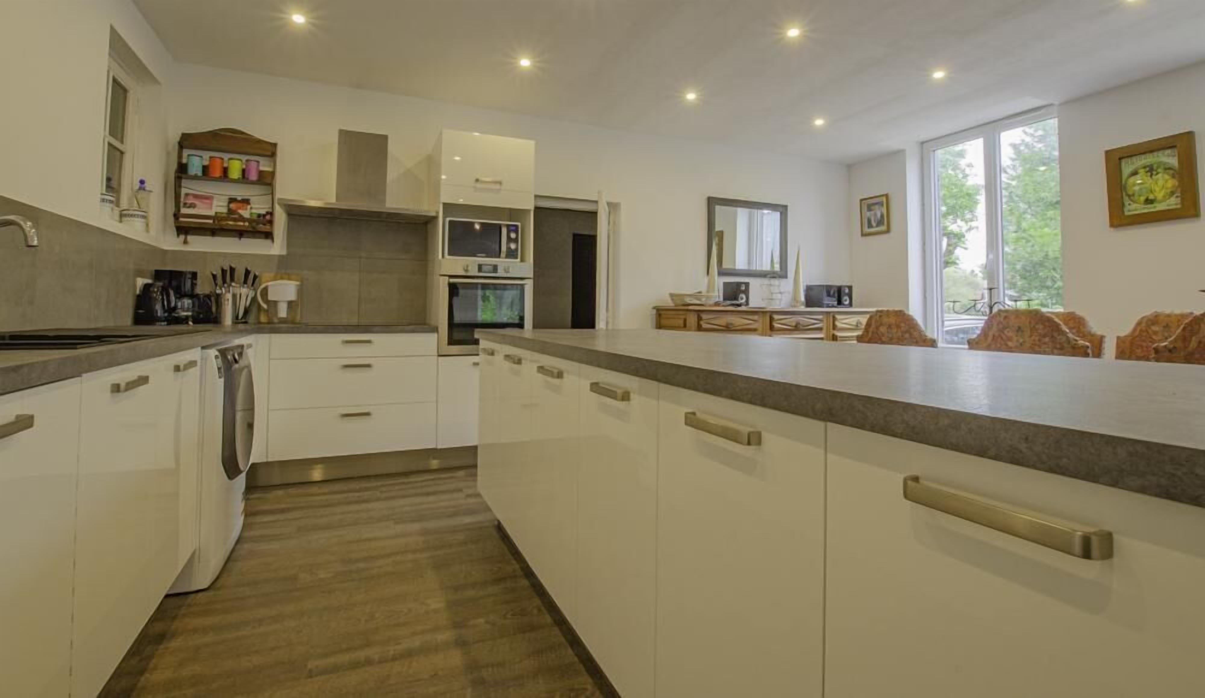 Micro-ondes, lave-vaisselle, chaise haute