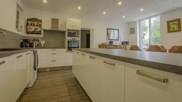 Micro-ondes, lave-vaisselle, chaise haute