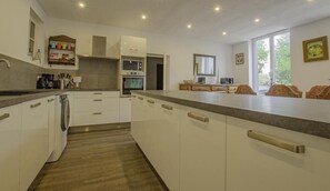 Een microgolfoven, een vaatwasser, een kinderstoel