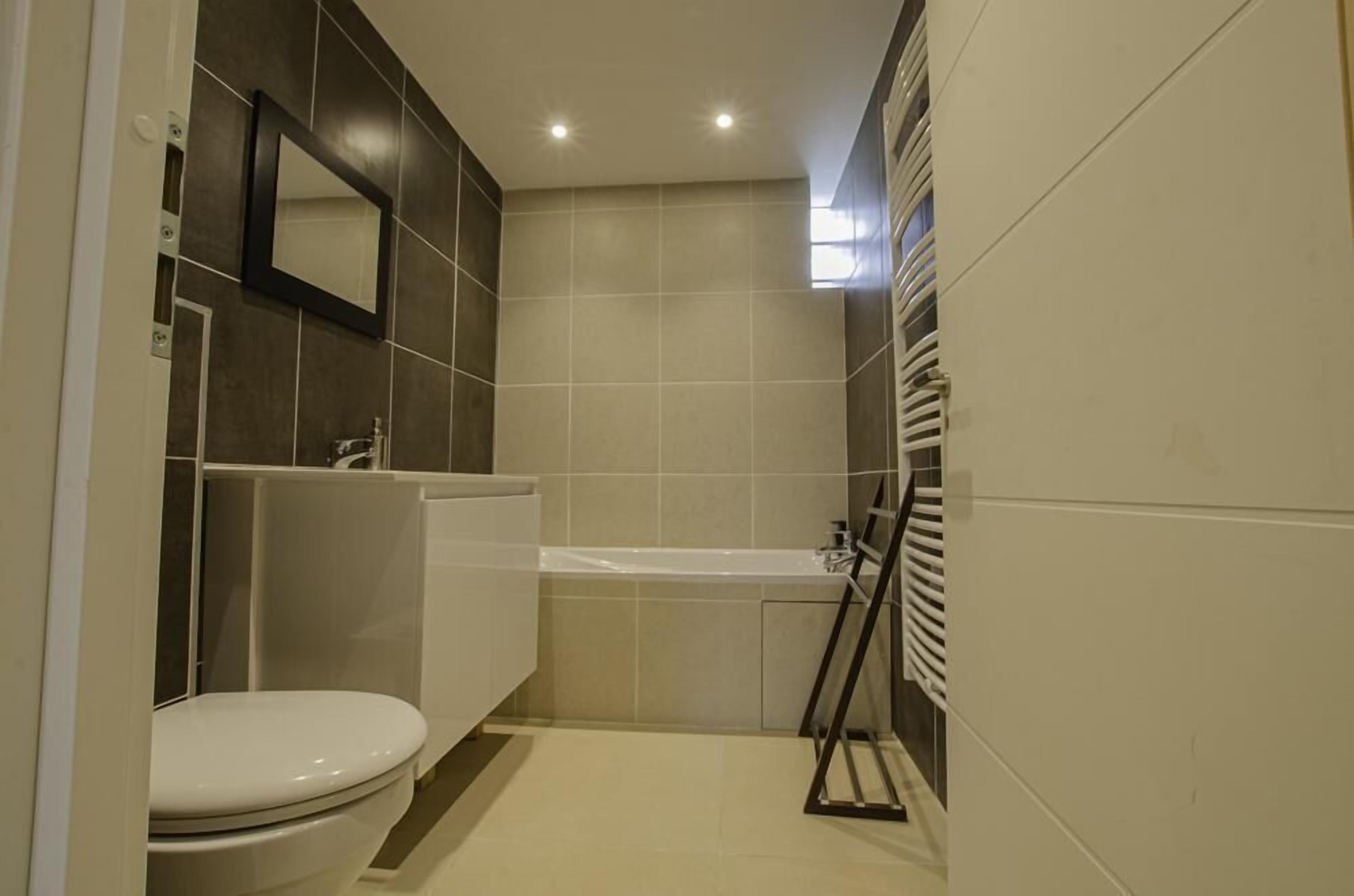 Bathtub, towels