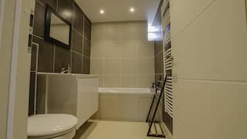 Bathtub, towels