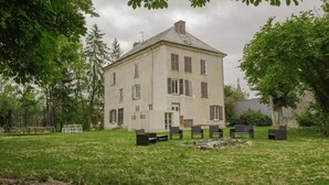 Un bâtiment à deux étages, doté d’une façade symétrique, de grandes fenêtres et d’une entrée centrale.