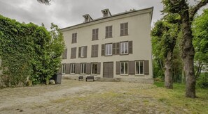 A two-story building with a symmetrical facade, multiple windows with shutters, and a central entrance. - Villa sur Seine - MERY SUR SEINE (MERY SUR SEINE)