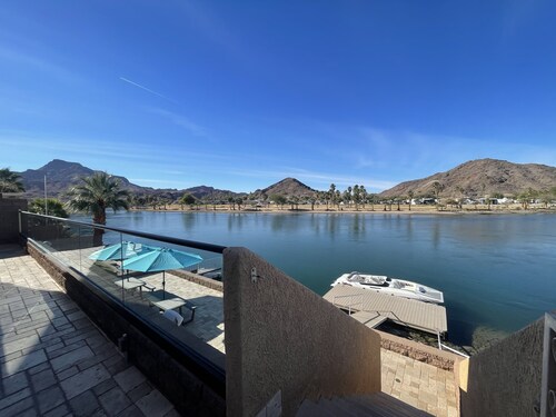 Riverfront with private dock, river views from every room & arcade games!