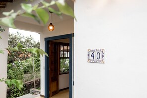 Exterior detail - Deck House - Mountain View - Garage 2 cars nearby. Center - Barbecue Area  (Tiradentes Tiradentes)