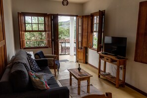 Living area - Deck House - Mountain View - Garage 2 cars nearby. Center - Barbecue Area  (Tiradentes Tiradentes)