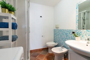Ensemble baignoire-douche, séchoir à cheveux, bidet