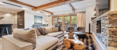Smart TV, chimenea y impresora