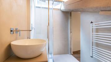 Shower, free toiletries, hair dryer, bidet