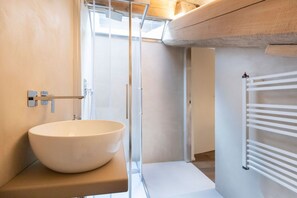 Douche, articles de toilette gratuits, sĂšche-cheveux, bidet