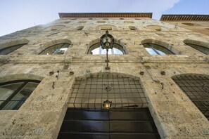 Exterior detail - Palazzo Rinuccini Cecco (Siena)