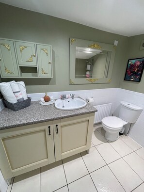 Chuveiro, secador de cabelo, toalhas de banho, sabonete