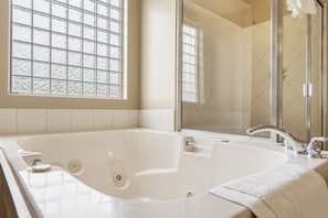 Dusche, Whirlpool, Haartrockner, HandtĂŒcher