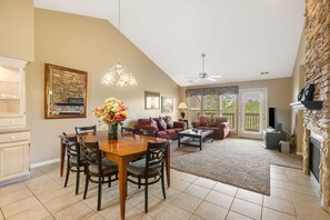 Smart TV, fireplace - Cozy & Charming Condo at StoneBridge Village Resort (Reeds Spring)