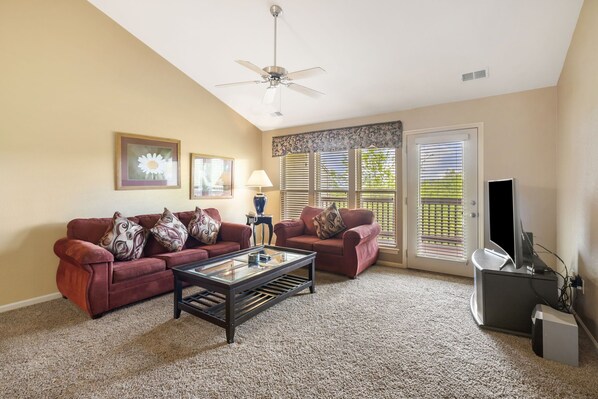 Smart TV, chimenea, reproductor de DVD y libros 