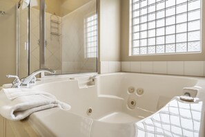 Een douche, een bubbelbad, een haardroger, handdoeken