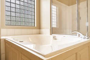Dusche, Whirlpool, Haartrockner, Handtücher