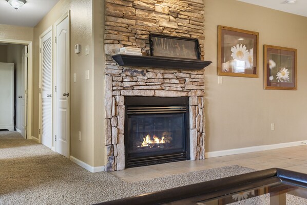 Interior - Condo for Two at a Gorgeous Golf Community near Silver Dollar City (Reeds Spring)